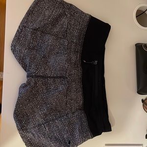 Lululemon size 2 gray and black speed ups 2.5inch